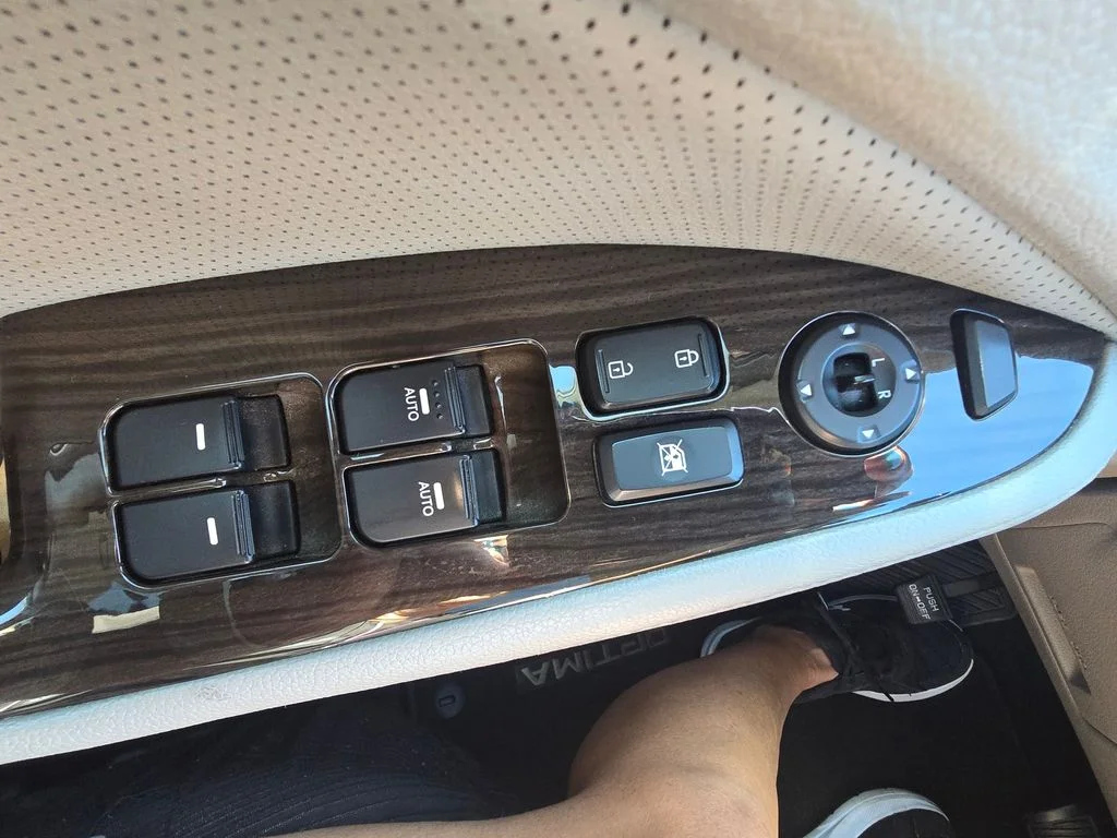 Used 2013 Silver Kia EX image 19