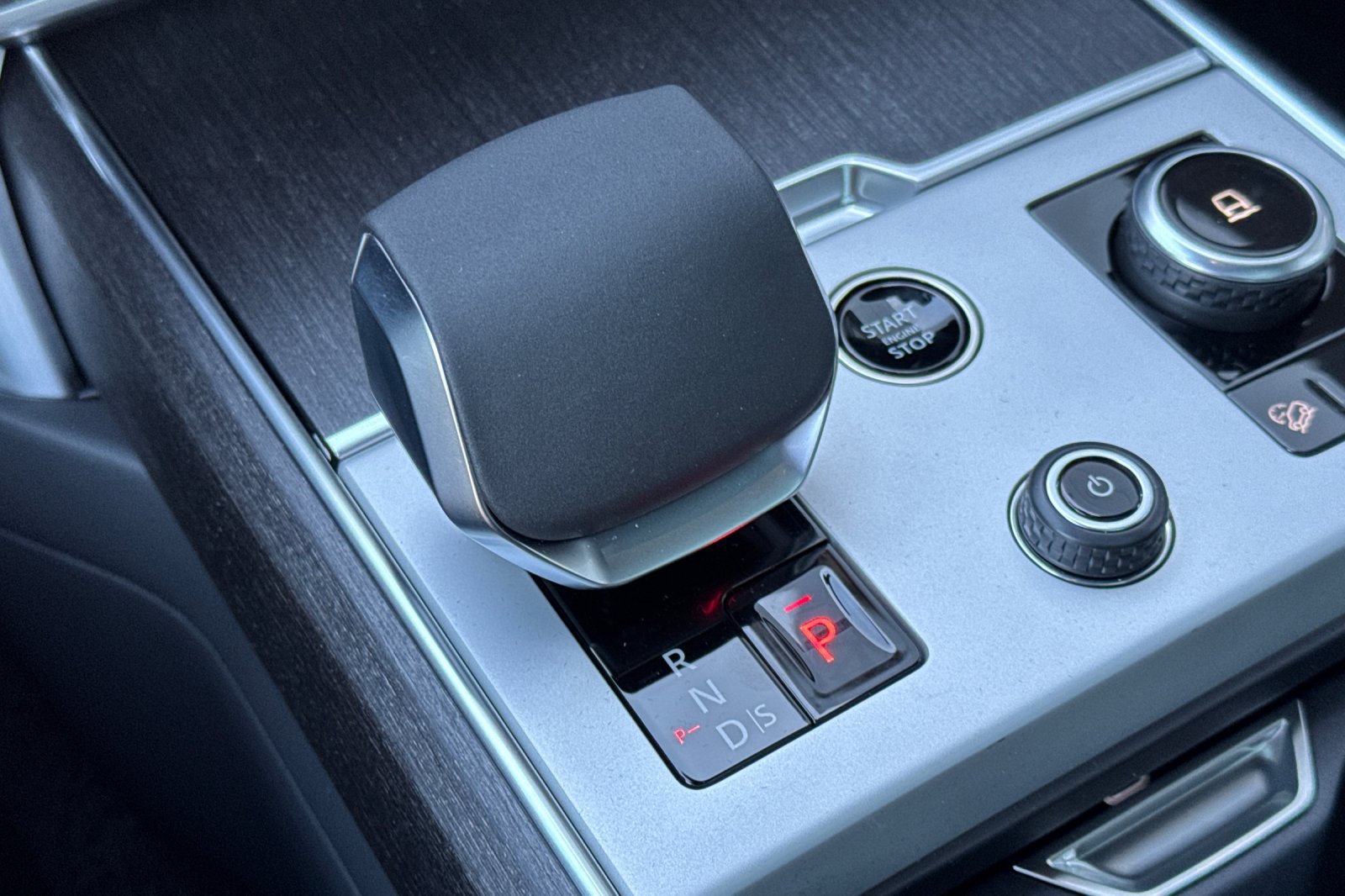 New 2027 Carpathian Grey Land Rover SE image 25