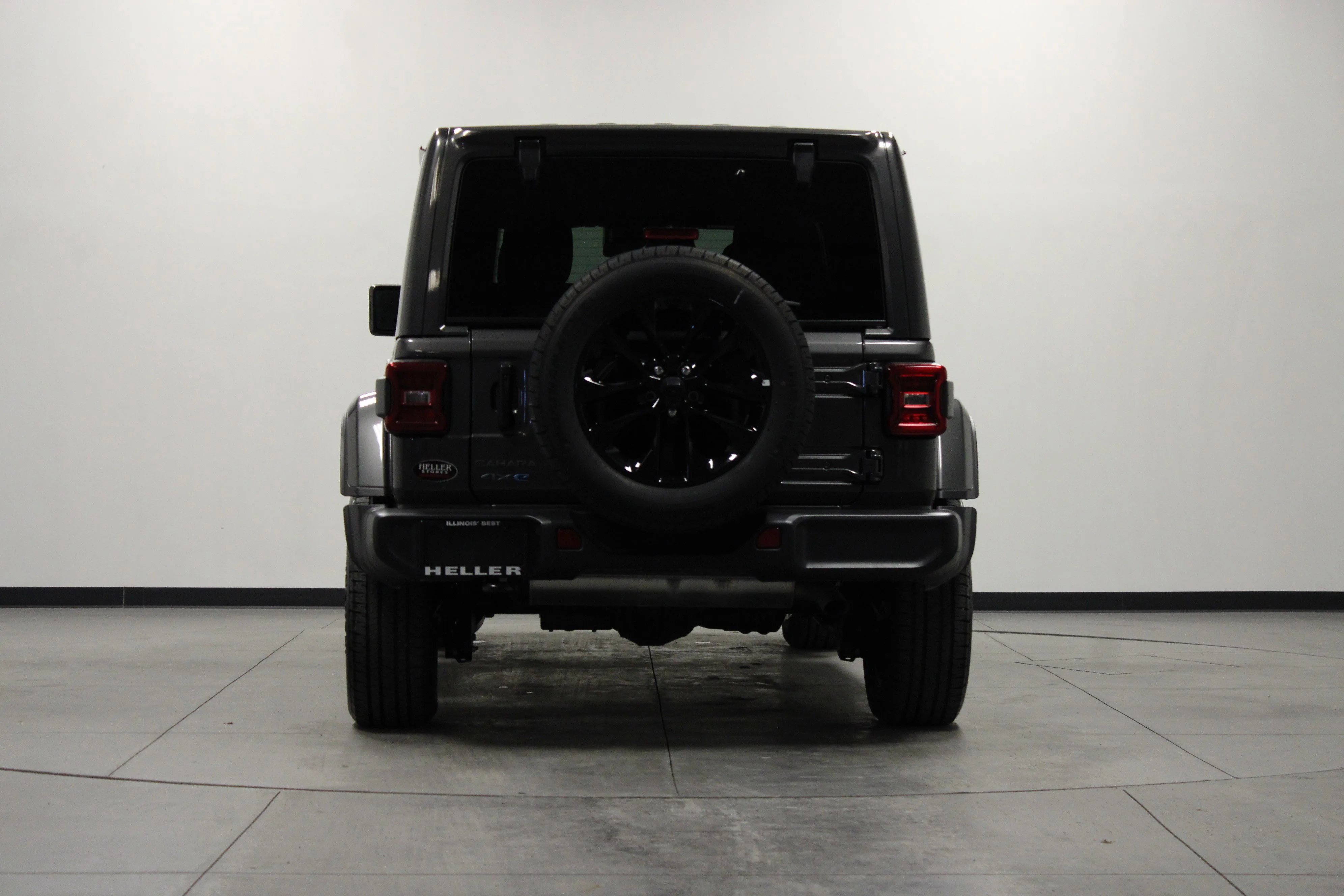 Used 2025 Granite Crystal Metallic Clearcoat Jeep Sahara image 5