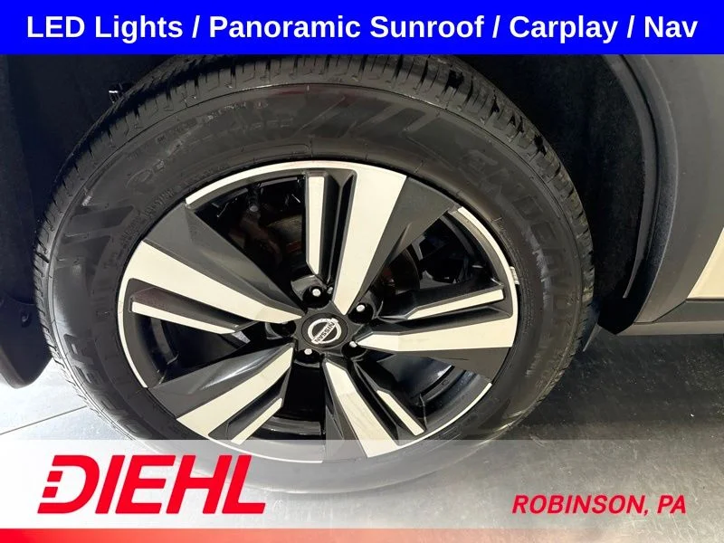 Used 2021 Gold Nissan Platinum image 8