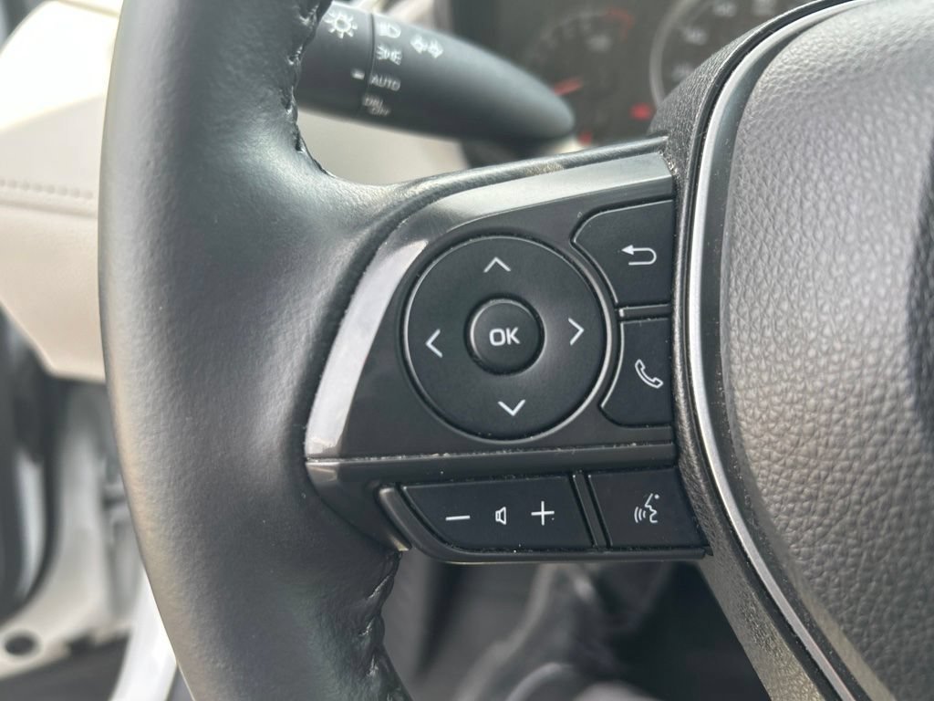 Used 2022 Pearl Toyota LE image 9