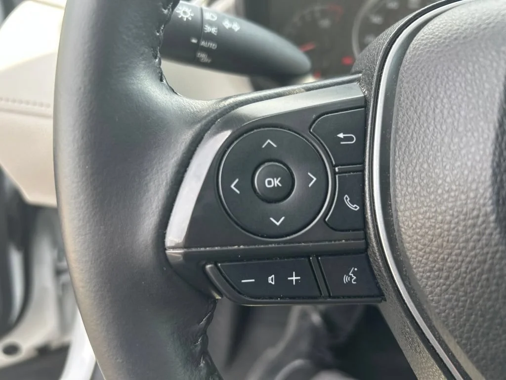 Used 2022 Pearl Toyota LE image 9