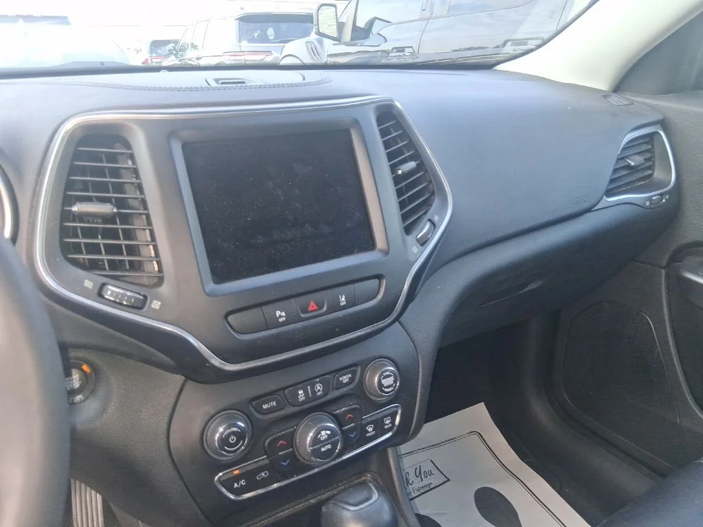 Used 2022 White Jeep Latitude Lux image 11