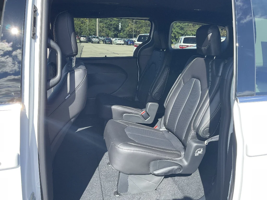 New 2026 Bright White Clear-Coat Exterior Paint Chrysler Select AWD image 9