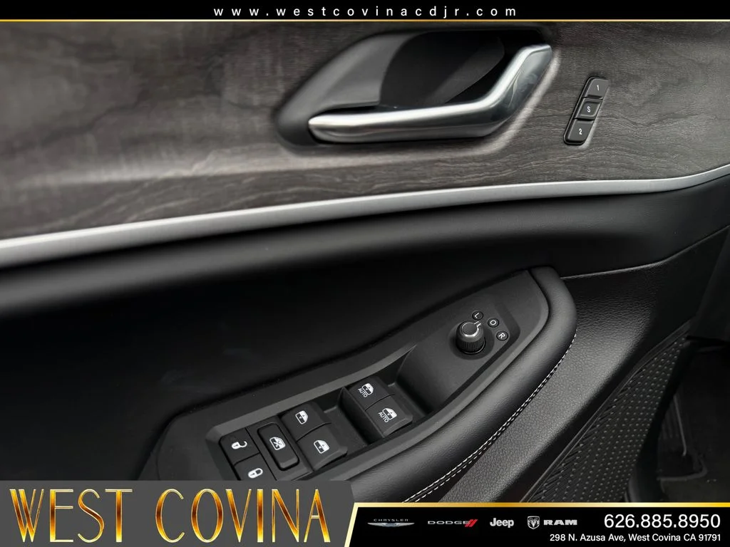New 2025 Velvet Red Pearl-Coat Exterior Paint Jeep Limited image 11