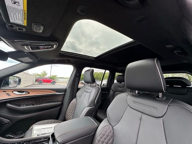 New 2026 Bright White Clear-Coat Exterior Paint Jeep Summit image 24
