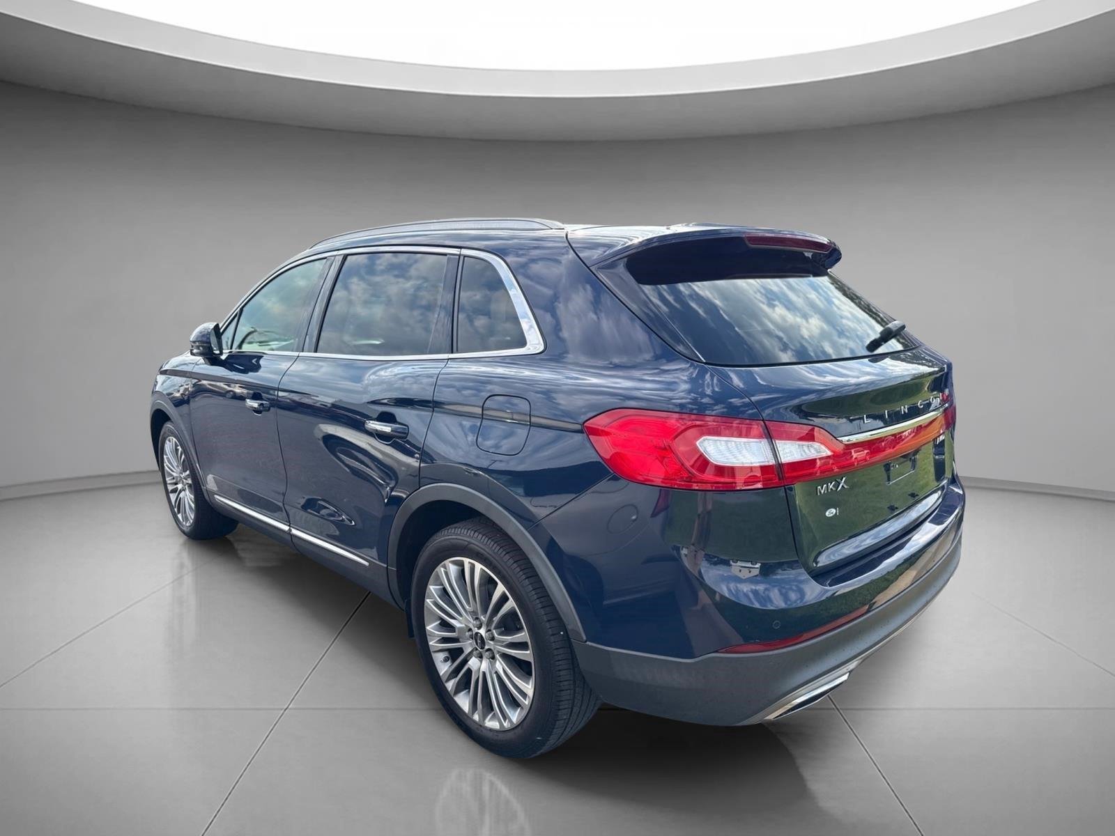 Used 2018 Blue Diamond Metallic Lincoln Reserve image 8