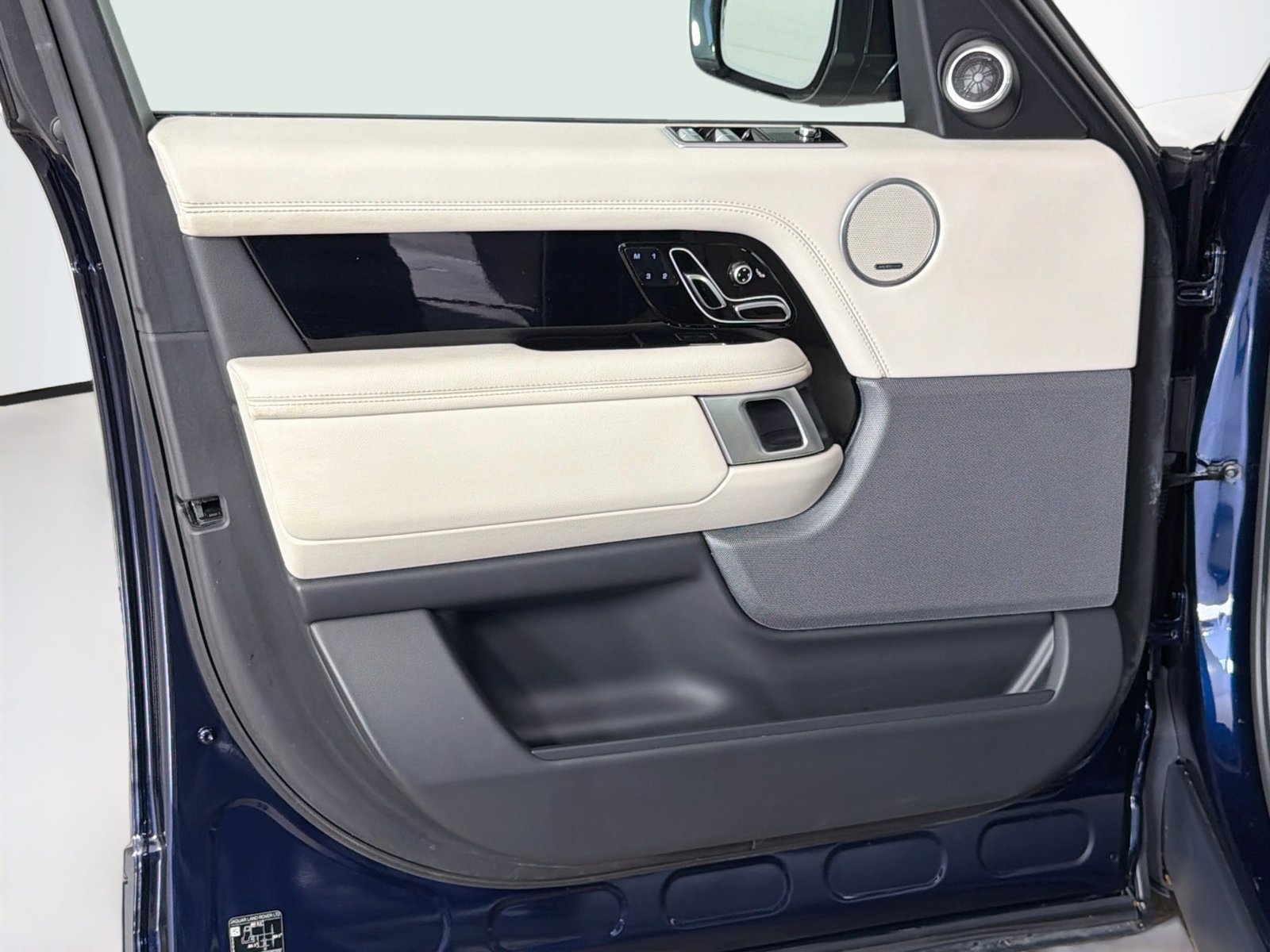 Used 2022 Portofino Blue Metallic Land Rover  image 21