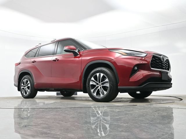Used 2022 Ruby Flare Pearl Toyota XLE image 26