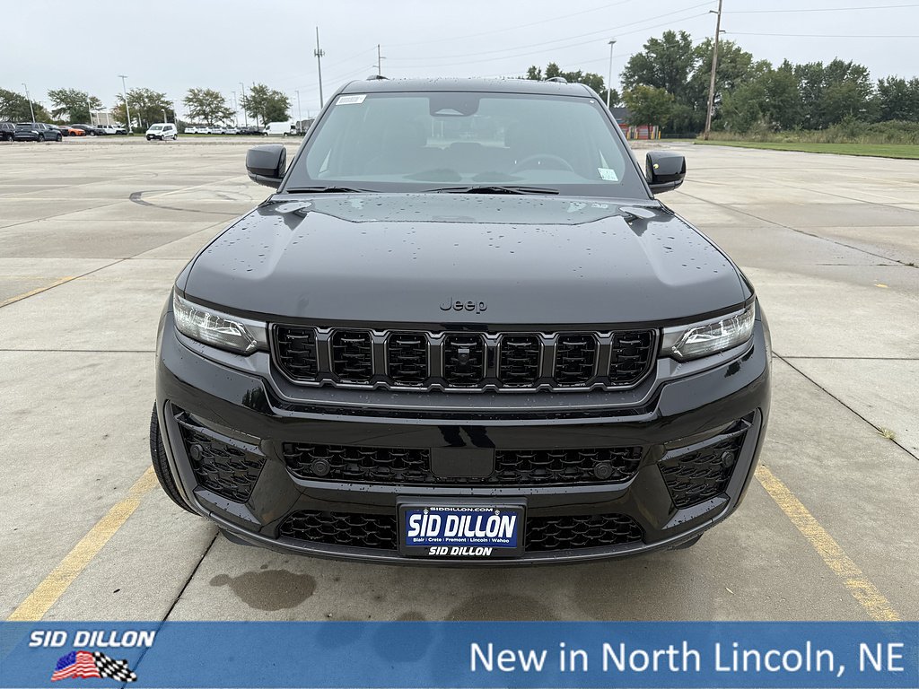 New 2027 High-Gloss Black Paint Jeep Limited Reserve image 3