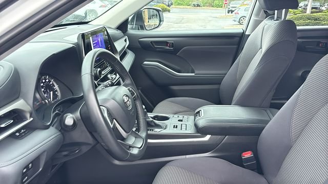 Used 2025 Pearl Toyota LE image 27