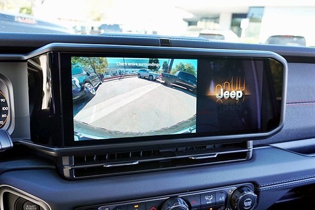 New 2026 Bright White Clear-Coat Exterior Paint Jeep Rubicon image 30