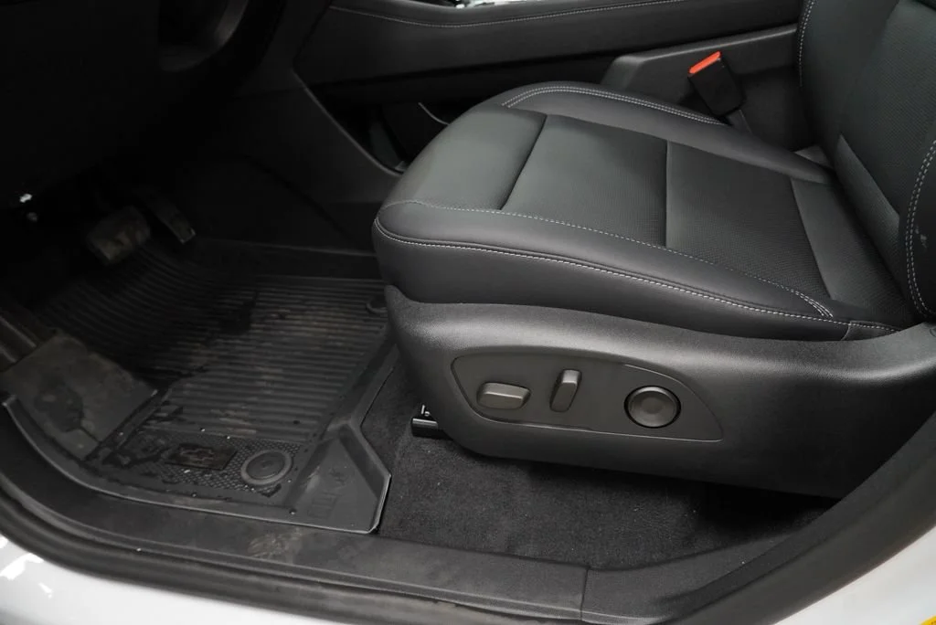 New 2027 Summit White Chevrolet LT image 23