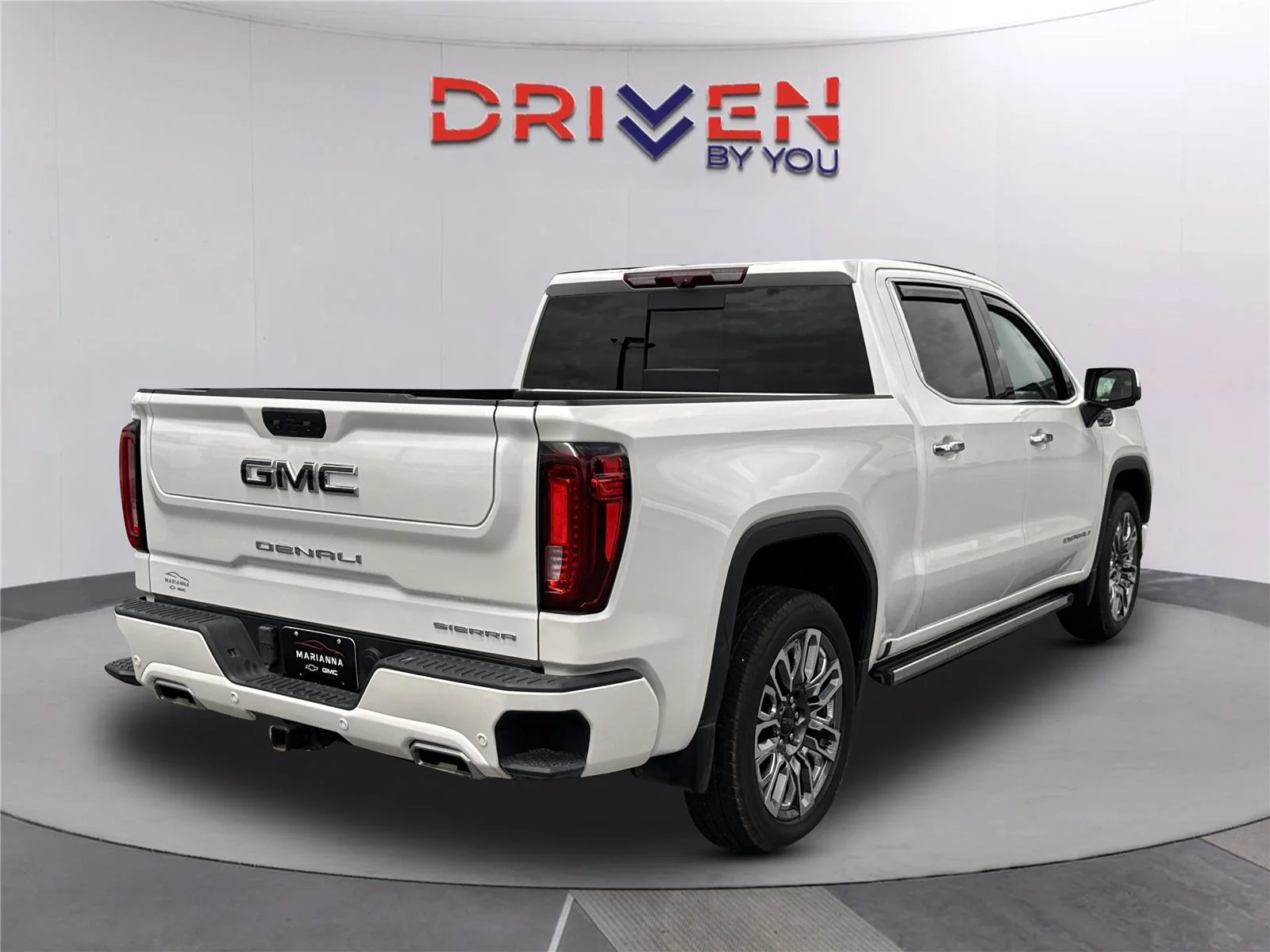Used 2024 White Frost Tricoat GMC Denali Ultimate image 4