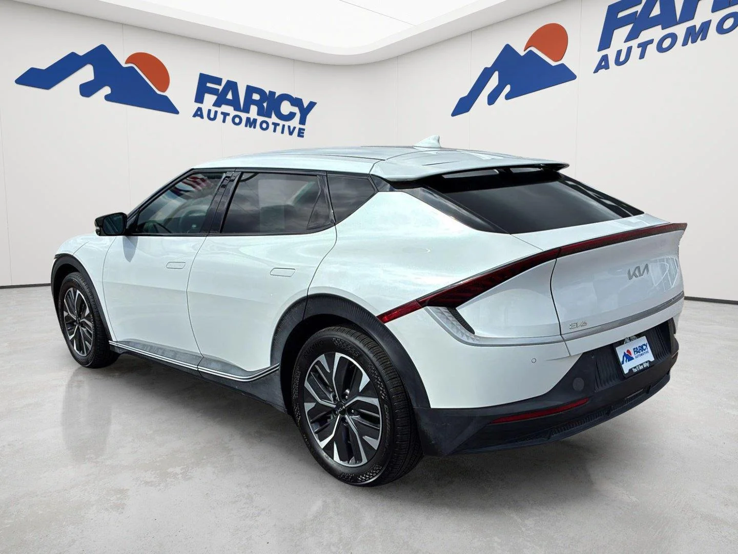 Used 2024 Snow White Pearl Kia Light Long Range image 18