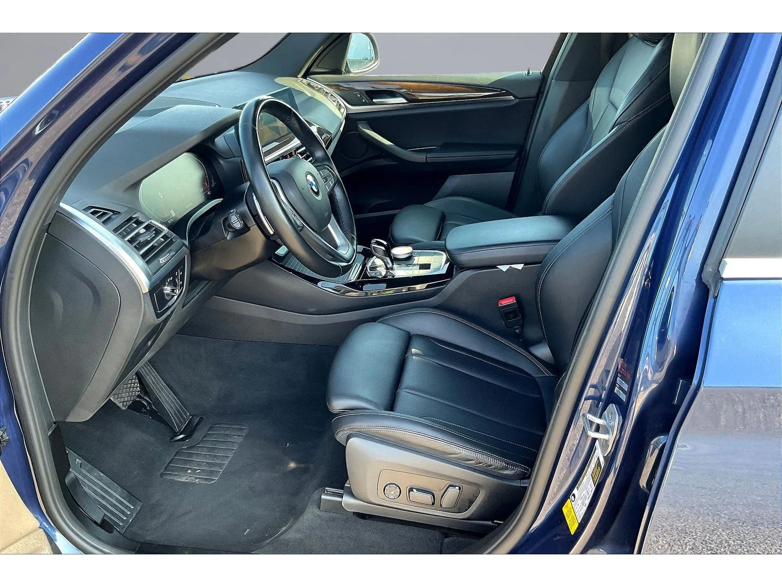 Used 2024  BMW sDrive30i image 11