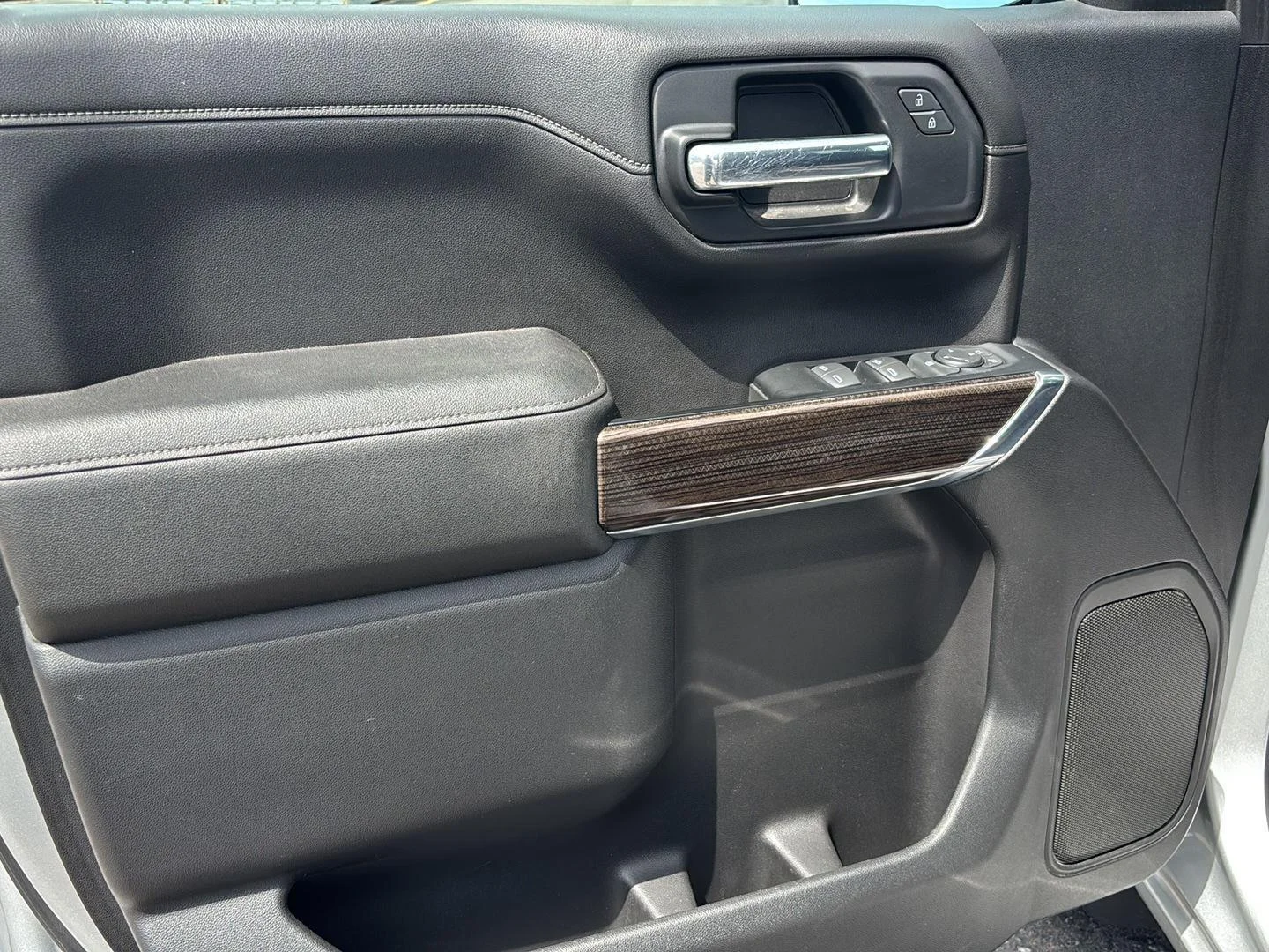 Used 2019 SILVER ICE METALLIC Chevrolet LT image 13