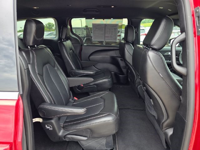 Certified Used 2025 Red Hot Pearlcoat Chrysler Select image 12
