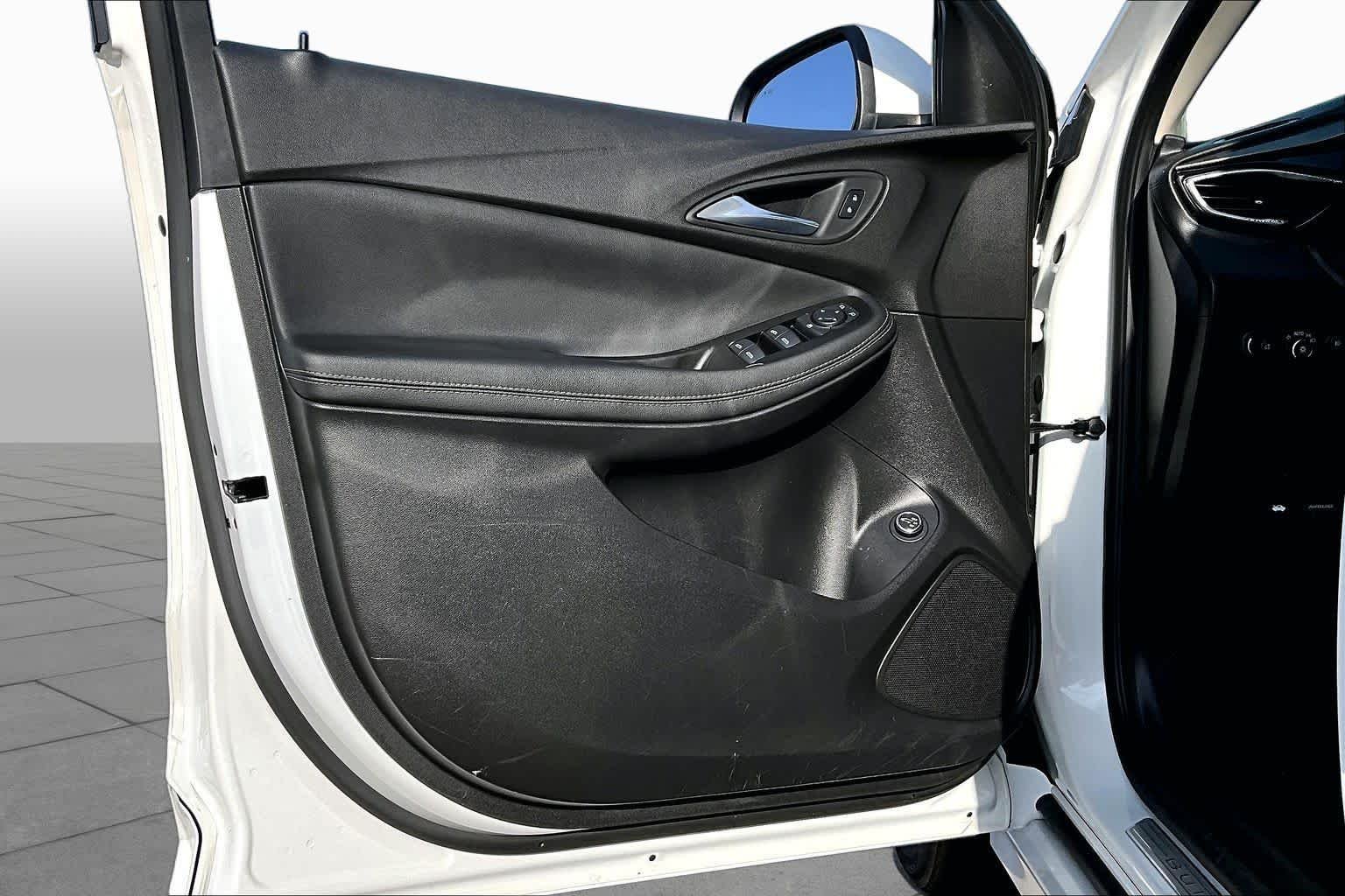 Used 2022 WHITE FROST TRICOAT Buick Select image 22