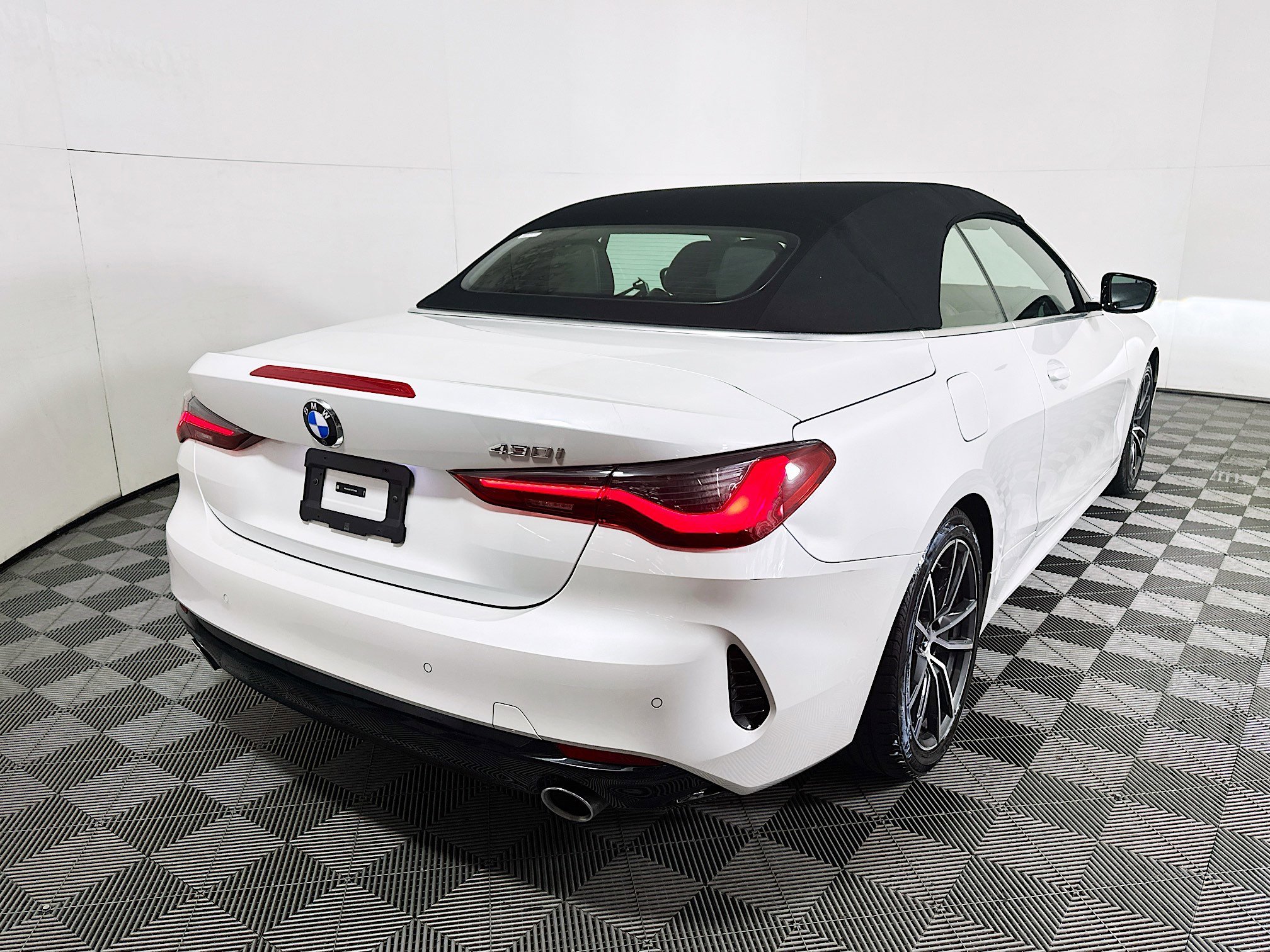 2025 BMW 4 thumbnail 5