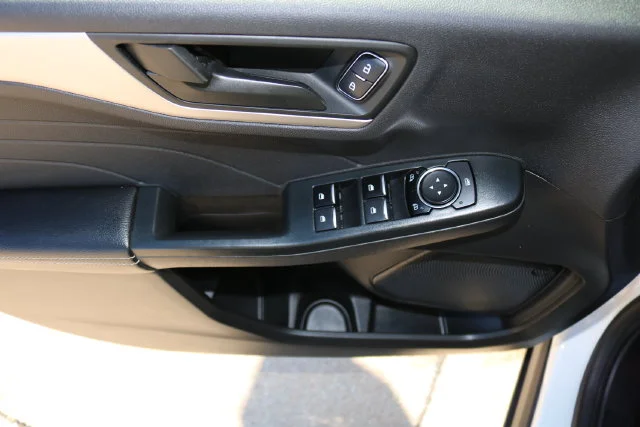 Used 2022 White Metallic Ford SE image 7