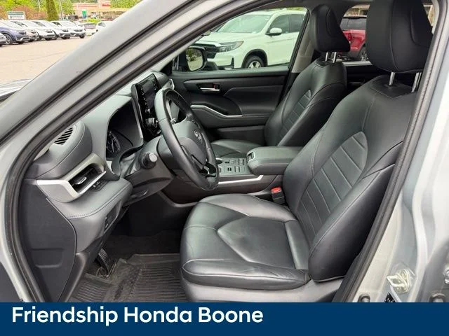 Used 2020 Silver Toyota XLE image 17