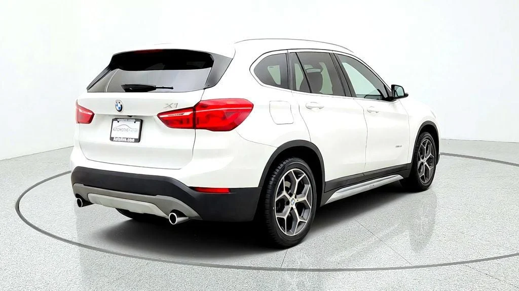 Used 2018 Alpine White BMW xDrive28i Sports Activity Vehicle image 5