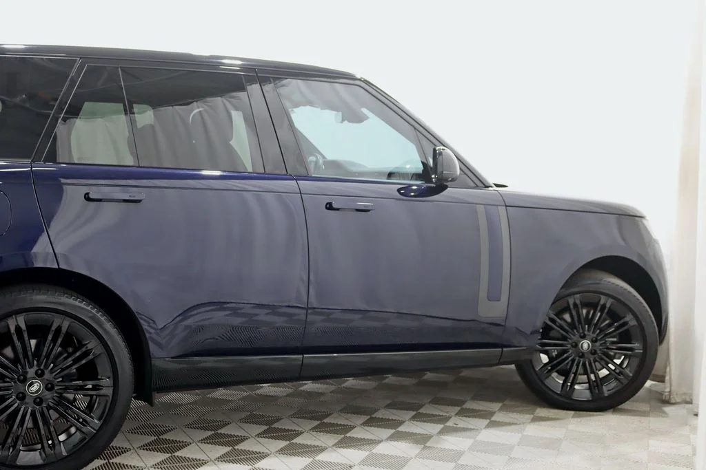 Used 2023  Land Rover SE image 11