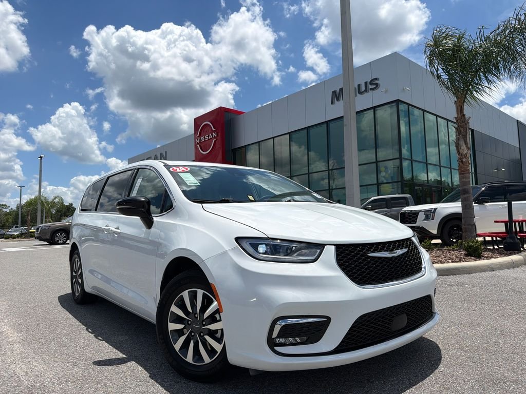 2024 Chrysler Pacifica Hybrid Select PHEV's photo