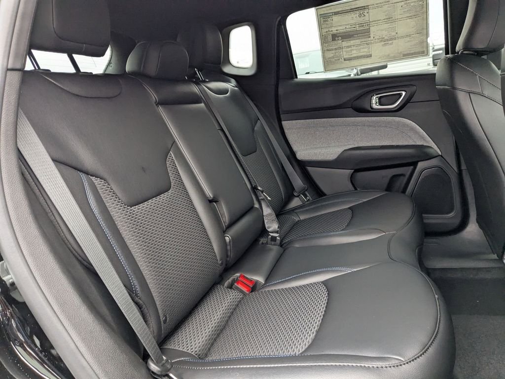 Used 2026 Diamond Black Crystal Pearlcoat Jeep Latitude image 17
