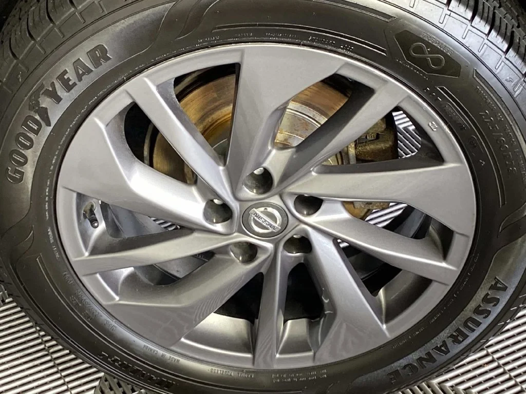 Used 2016 Black Nissan SL image 27