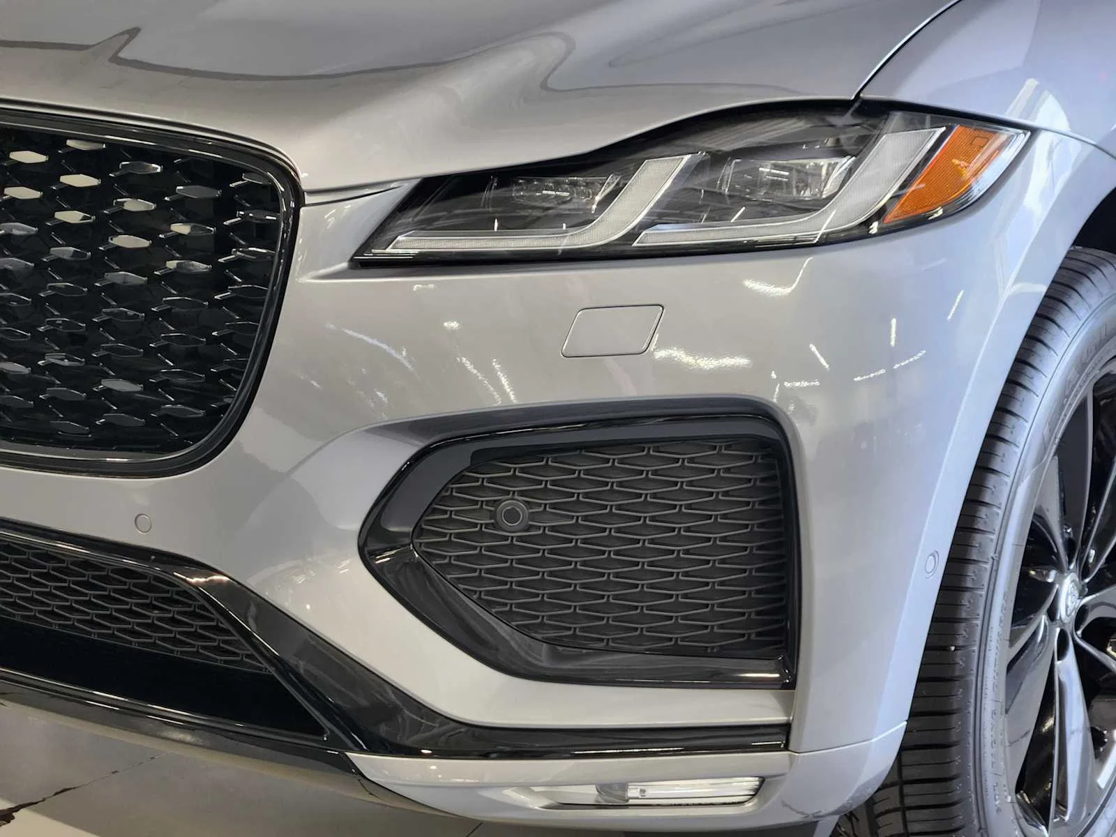 New 2026 Eiger Grey Metallic Jaguar R-Dynamic S image 21