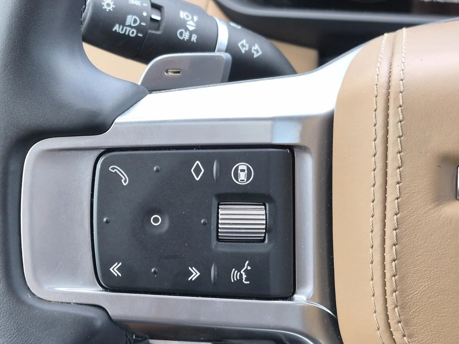 Used 2024 Fuji White Land Rover Metropolitan Edition image 29