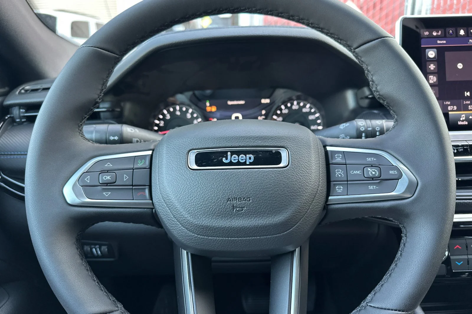 New 2026 Bright White Clear-Coat Exterior Paint Jeep Latitude Altitude image 23