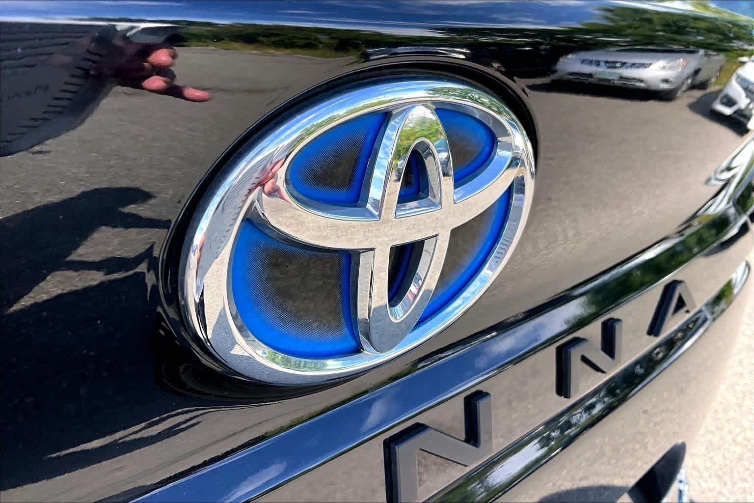 Used 2021 Midnight Black Metallic Toyota XLE image 30