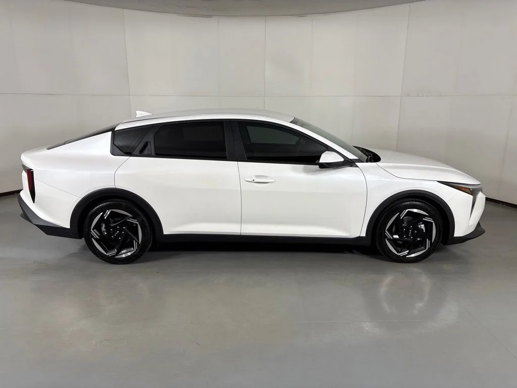 New 2026 Snow White Pearl Kia EX image 9