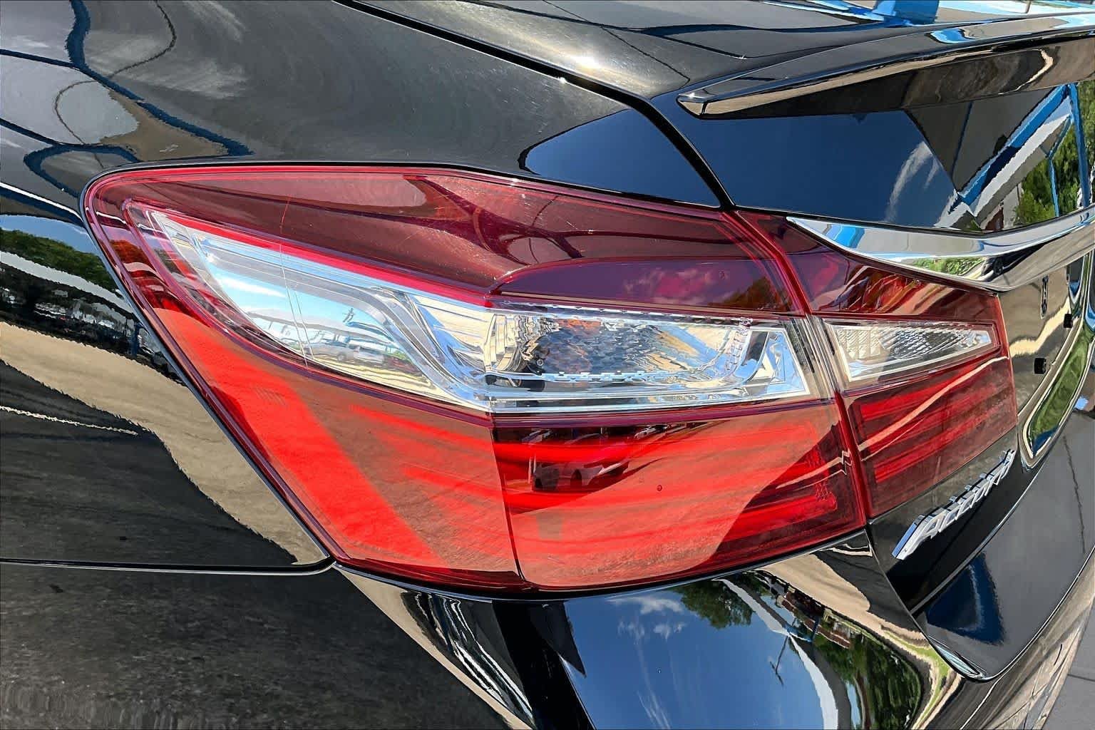 Used 2017 Crystal Black Pearl Honda Touring image 29