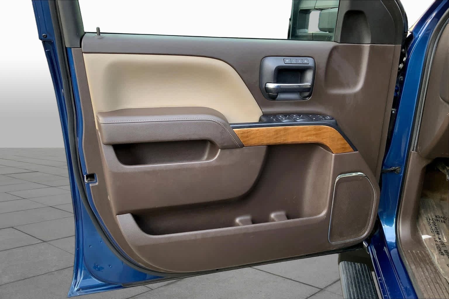 Used 2018 Deep Ocean Blue Metallic Chevrolet LTZ image 19