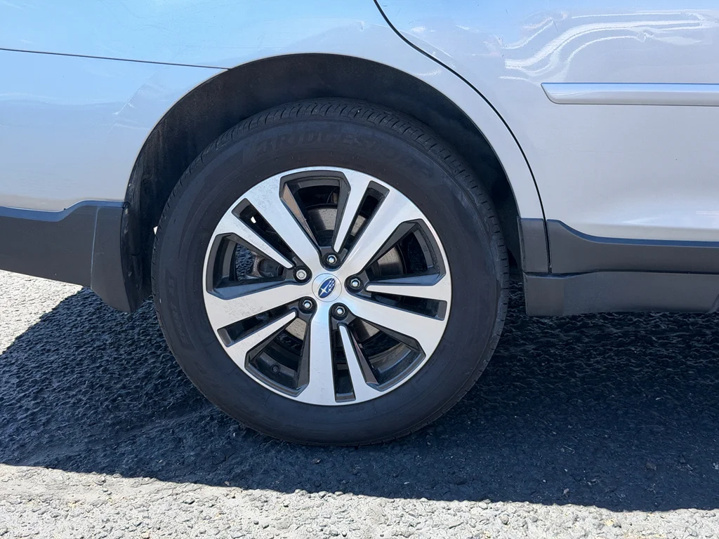 Used 2018 Ice Silver Metallic Subaru Limited image 4