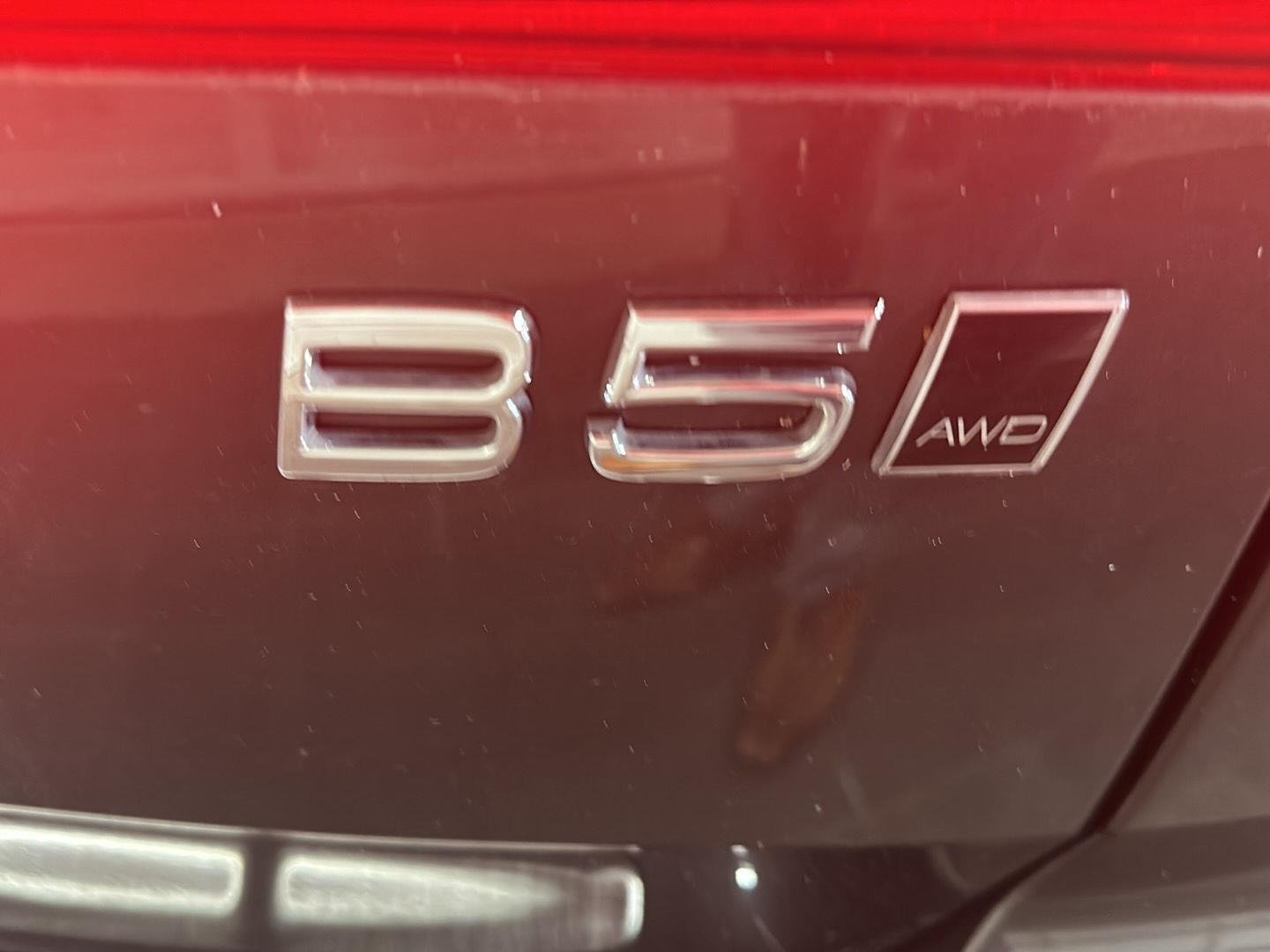 Used 2024 Platinum Grey Metallic Volvo Core Dark Theme image 7