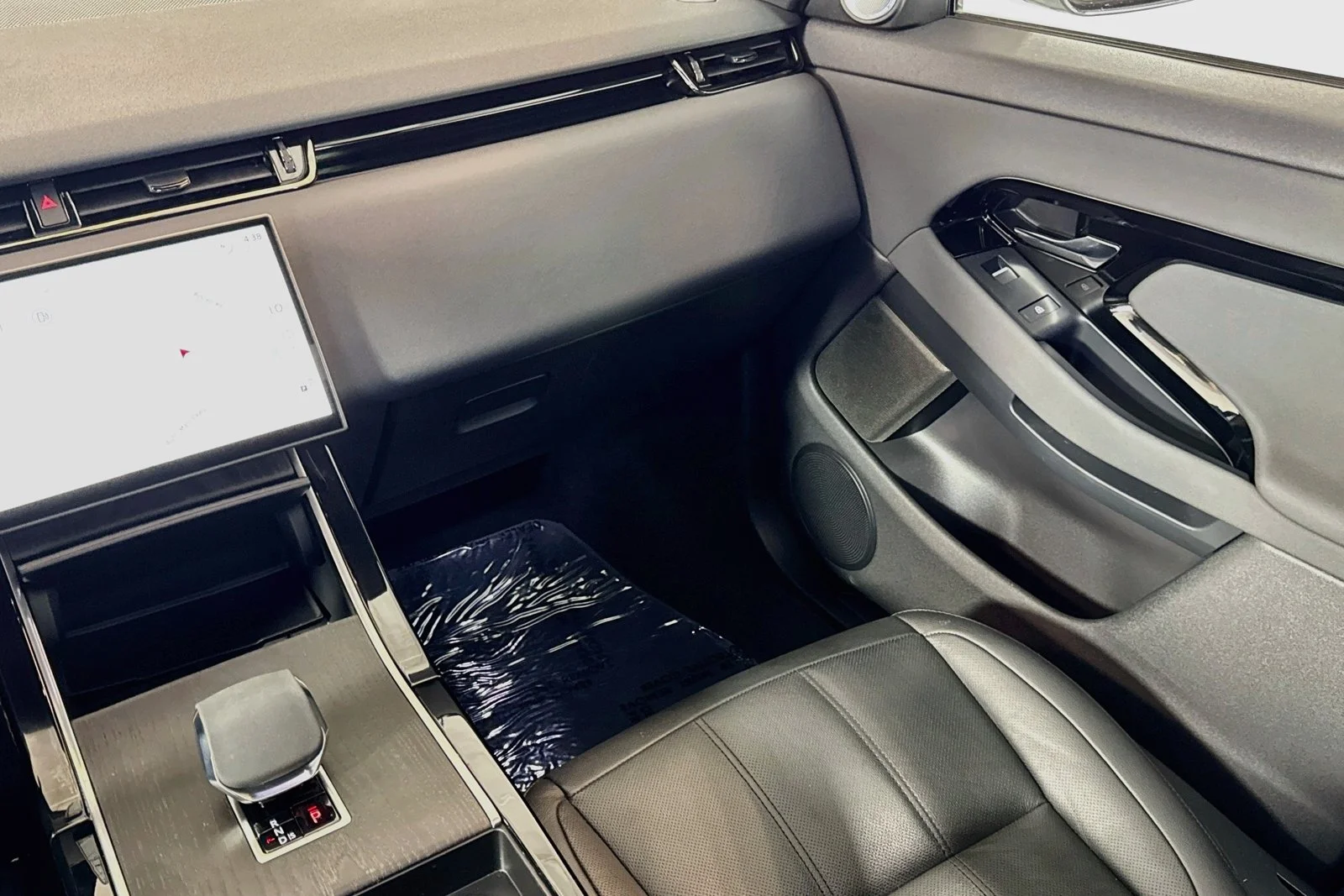 Used 2024 Fuji White Land Rover Dynamic SE image 22