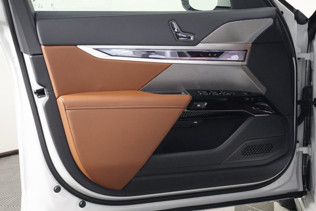 2026 BMW 7 Series 750e - Photo 8