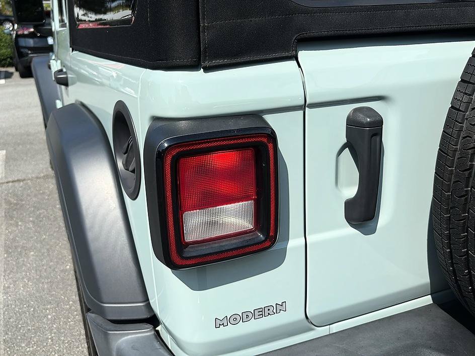 Used 2024 Earl Clearcoat Jeep Sport S image 16