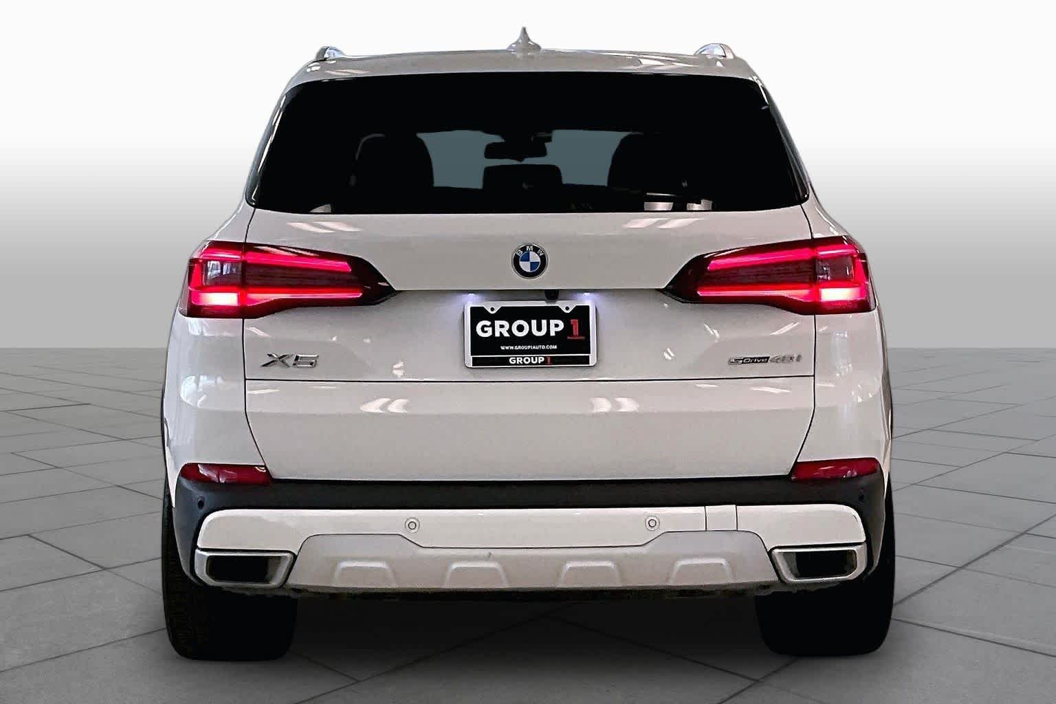 Used 2023 Alpine White BMW sDrive40i image 4
