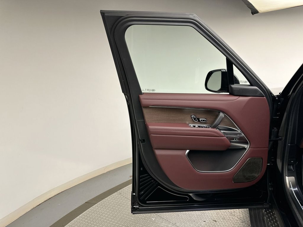 New 2026 Santorini Black Land Rover Autobiography image 9