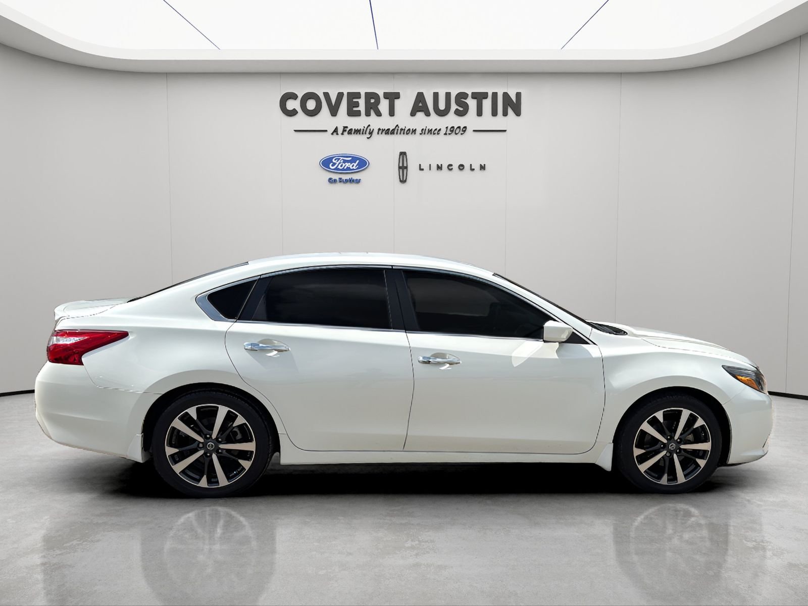 Used 2016 White Nissan 2.5 SR image 6