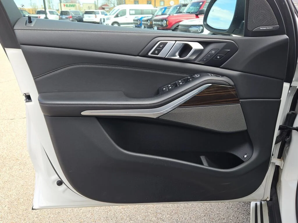 Used 2025 Alpine White BMW xDrive50e image 22