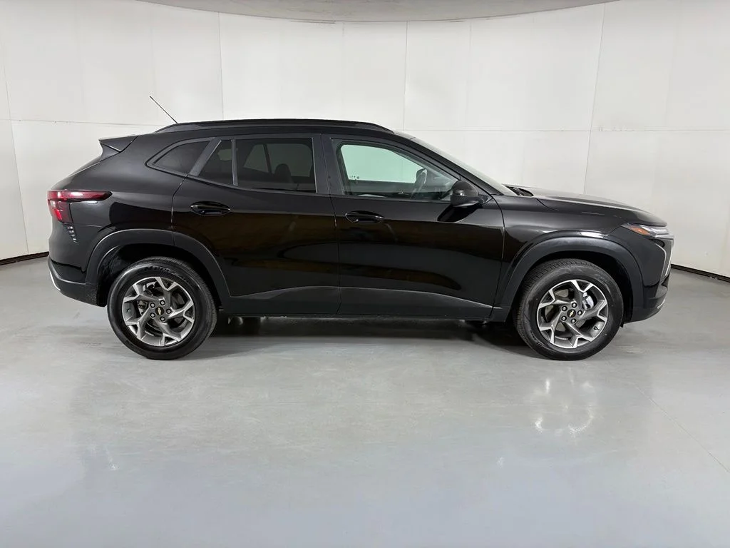 Used 2025 Black Chevrolet LT image 9
