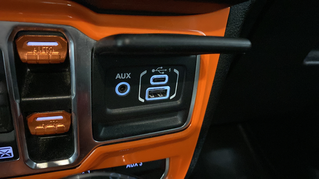 Certified Used 2025 Anvil Clearcoat Jeep Mojave image 32