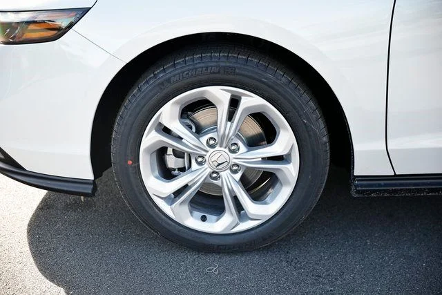 New 2026 Platinum White Honda LX image 4